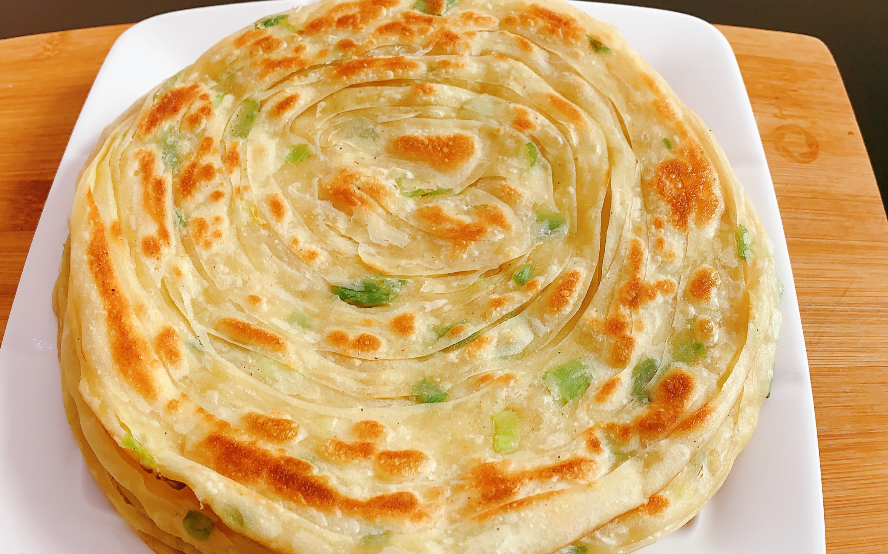 家常葱油饼做法,一抻一卷,外酥内软层次丰富,学会了你也能烙