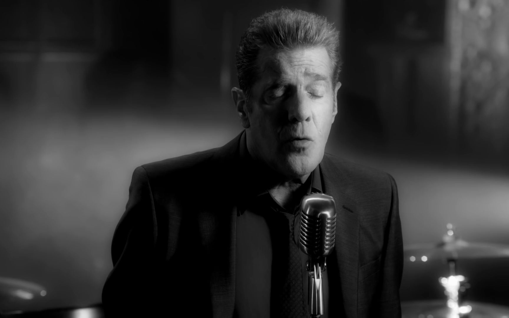 [图]【Glenn Frey】The Shadow Of Your Smile (Closed-Captioned)