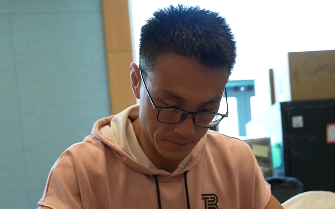 ufc"玉面刺客"宋克南给格斗之夜的海报签名