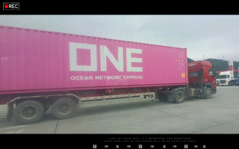 one粉色货柜车,满满的压迫感