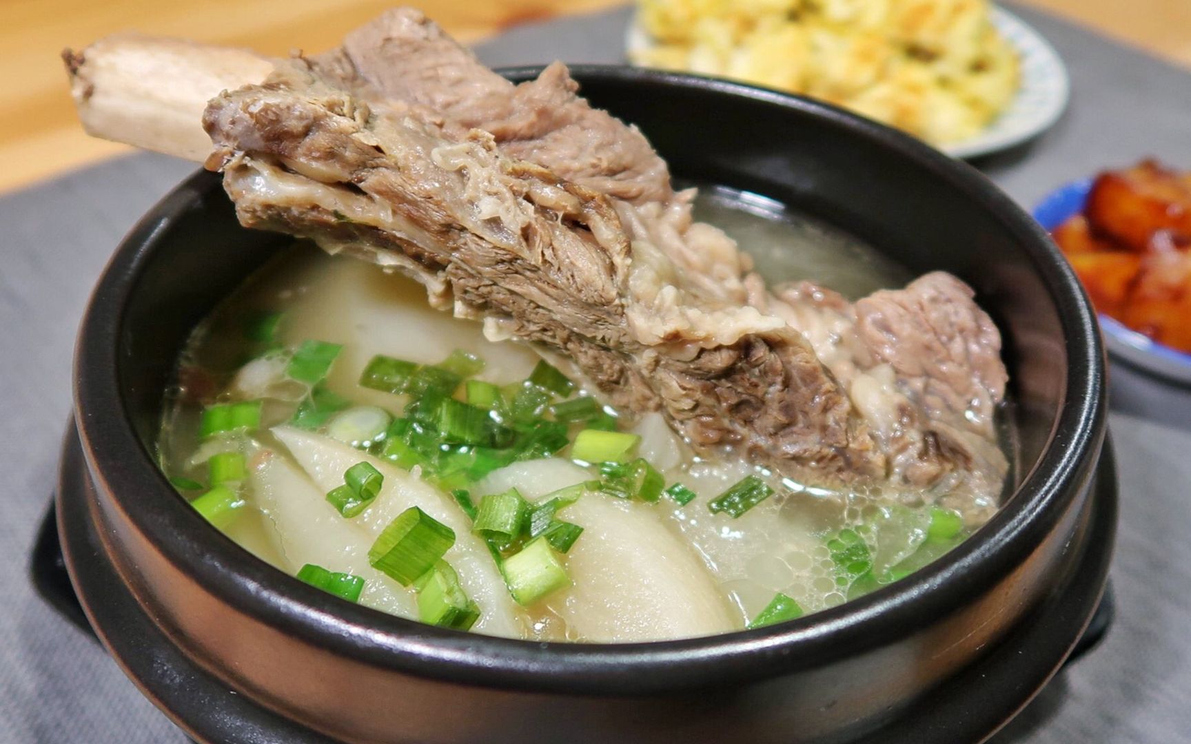 牛骨黑豆汤的功效(牛骨黑豆汤:补肾养血,强筋健骨)