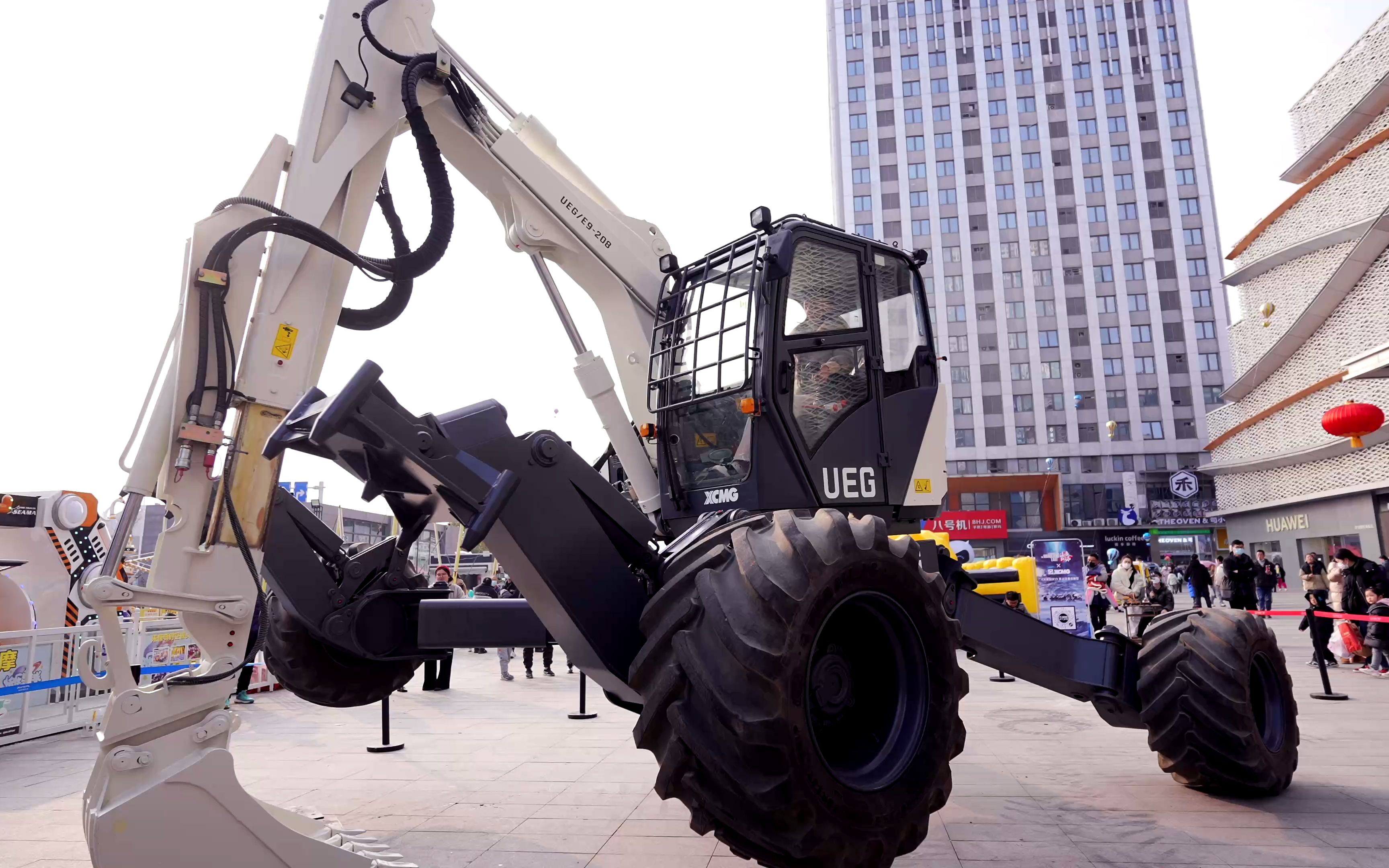 大年初一,影院门口,电影联名款徐工"钢铁螳螂"步履式挖掘机精彩演绎