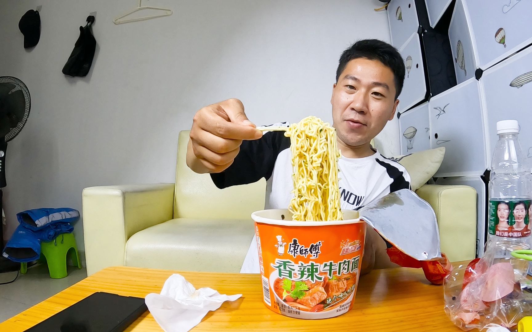 一碗香辣泡面两个香肠,外卖小哥吃完补个觉,晚上加油干-账号已注销