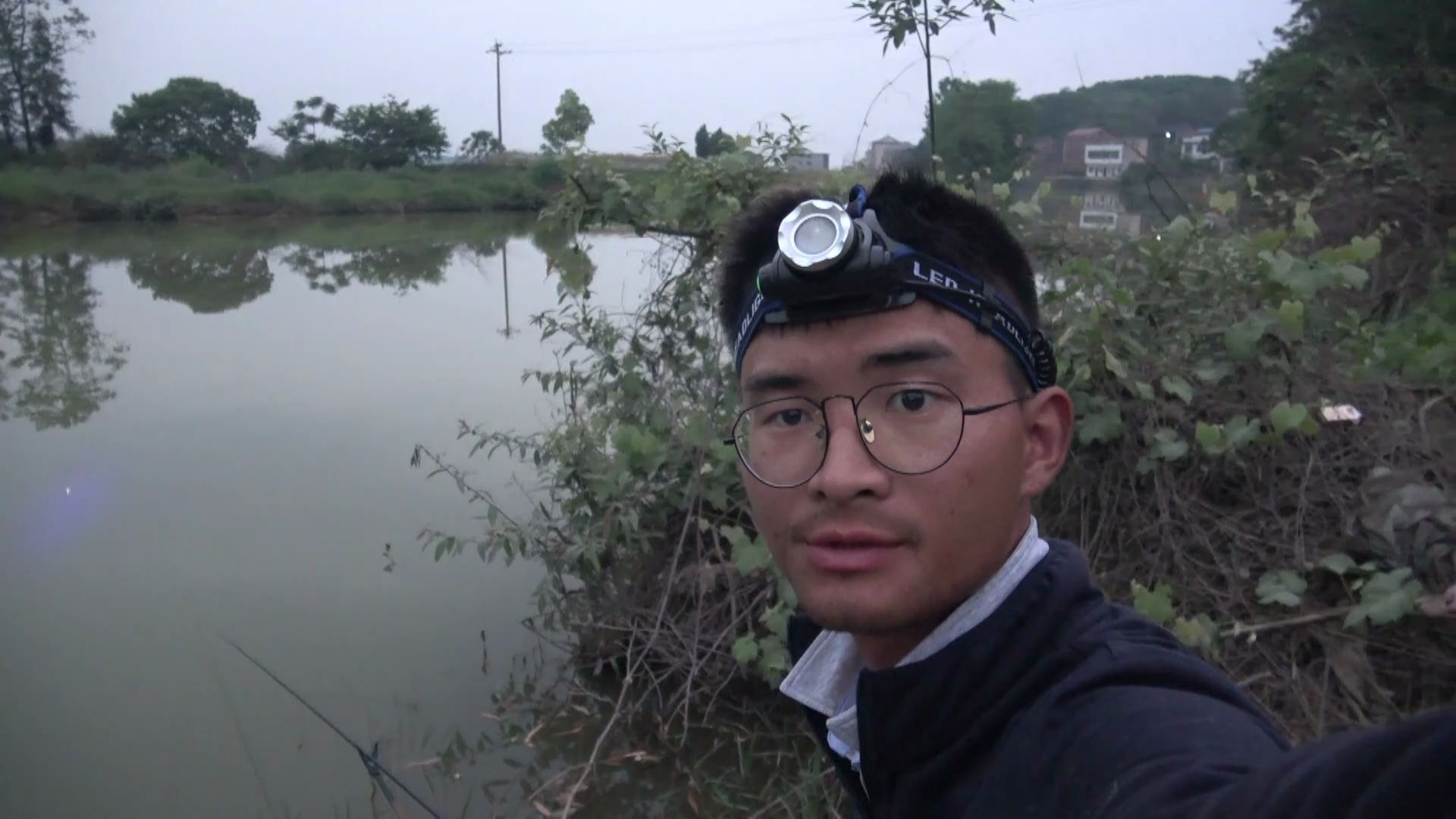 野河夜钓,2根竿轮流中鱼,收获的全是鲫鱼和汪丫鱼哔哩哔哩bilibili