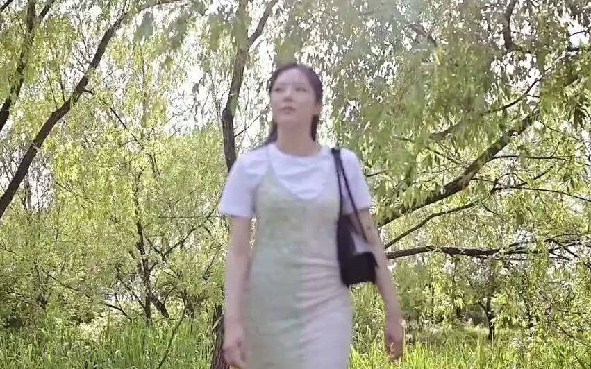 [图]【摄影构图参考】模特户外人像短片 Spring Breeze