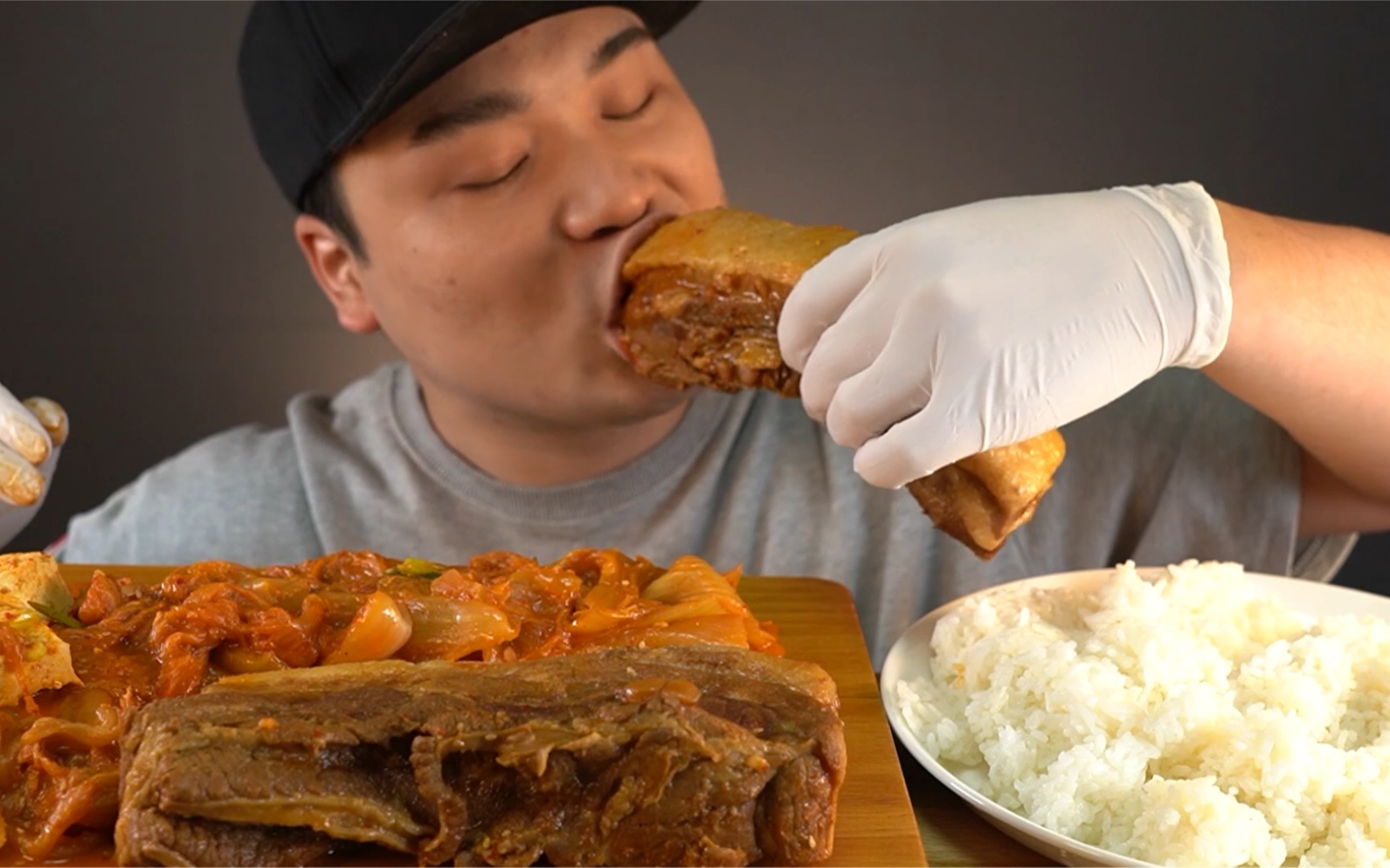 韩国吃播donkey弟弟泡菜五花肉配白米饭咀嚼音