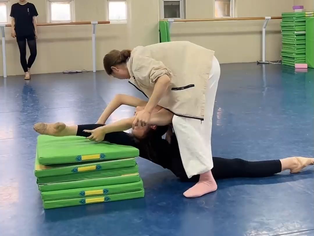 舞蹈生耗腿,被动压腿20240709