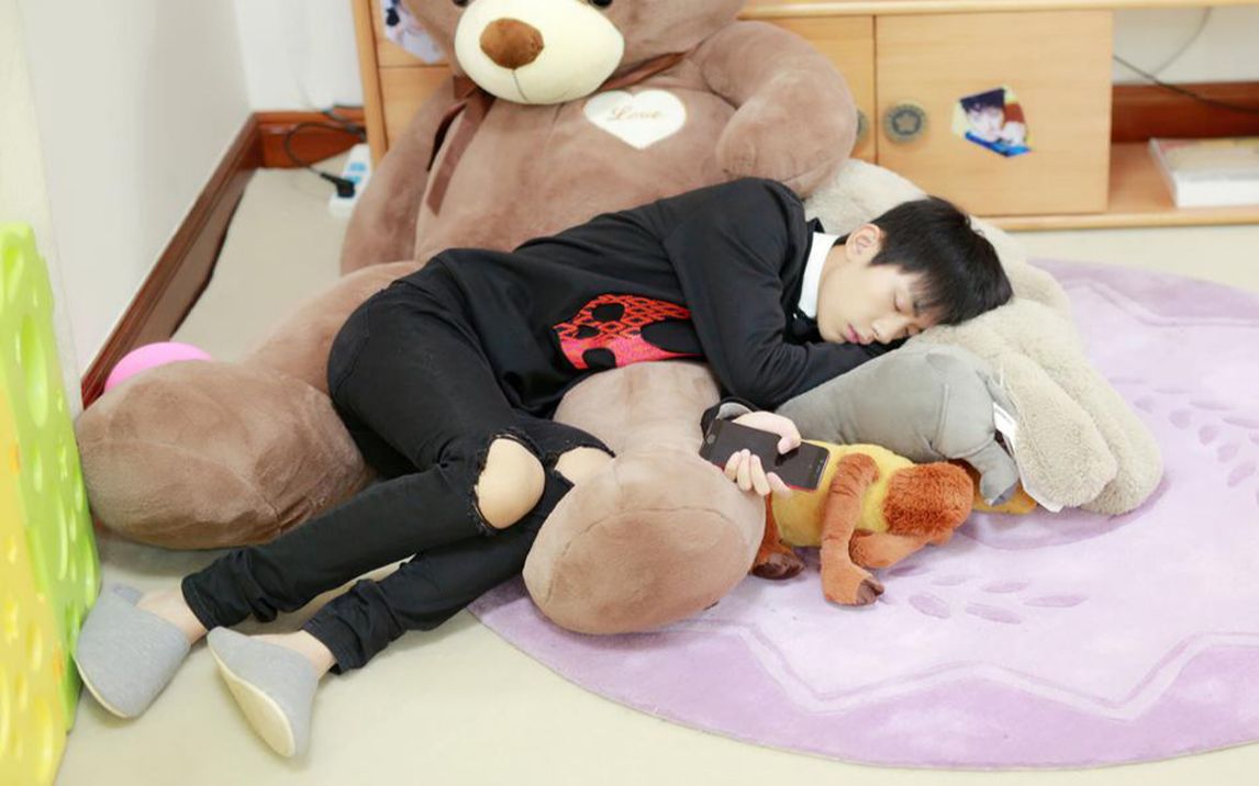 tfboys合宿突袭,抱着熊熊睡觉的易烊千玺