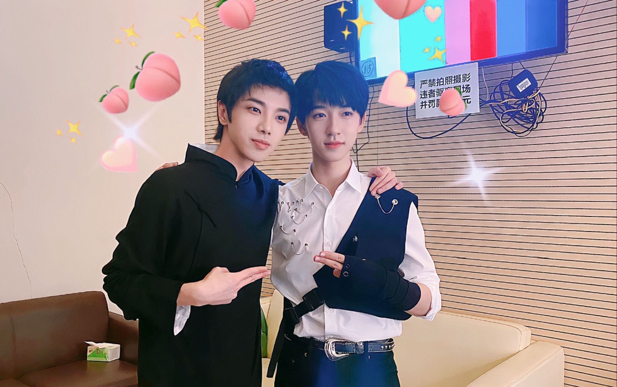 贺峻霖收到华晨宇签名照脸都笑烂了是什么样的体验甜豆秒上线