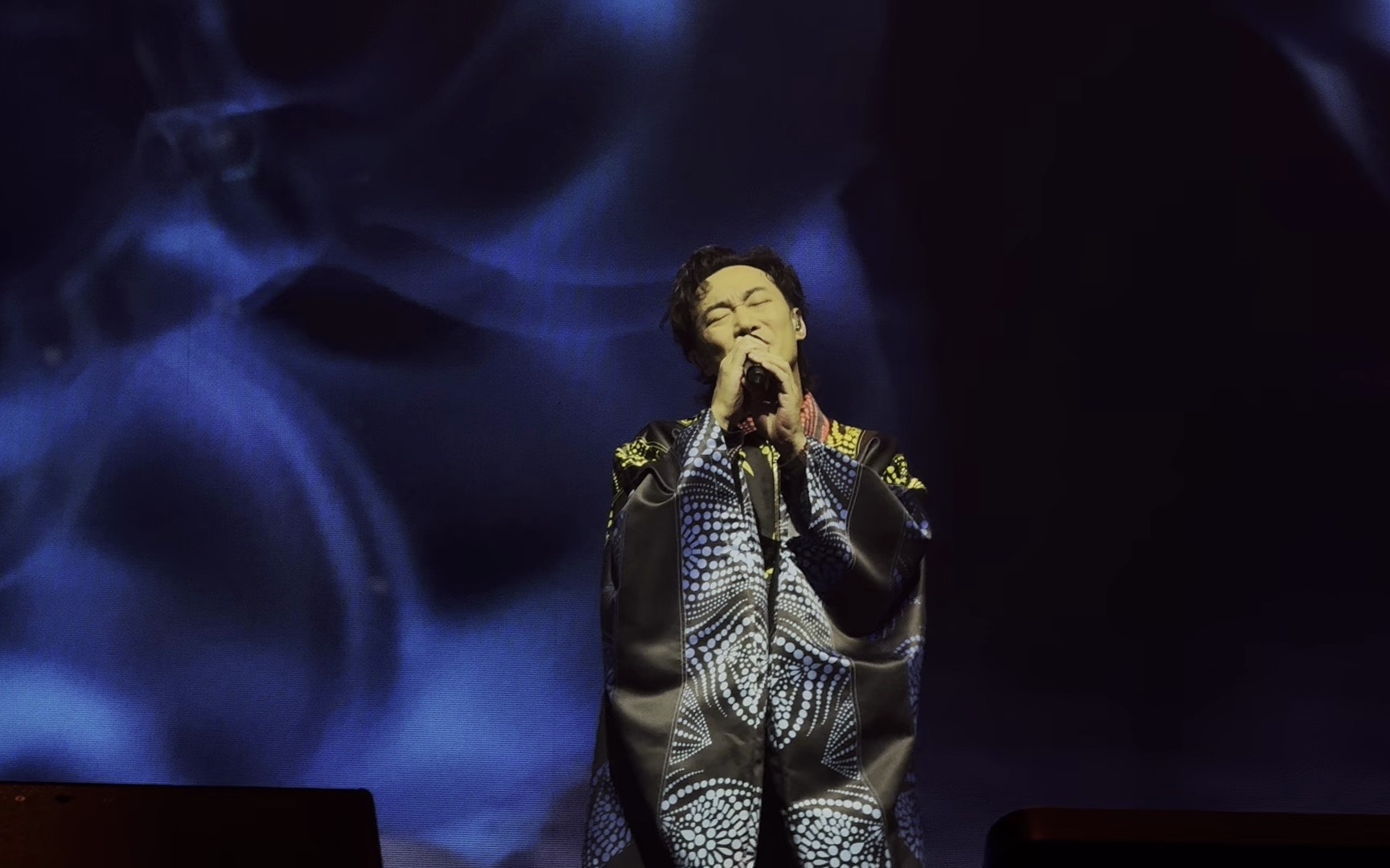 【杜比视界】上海陈奕迅演唱会1排1座视角-iphone 15 pro max拍摄(持