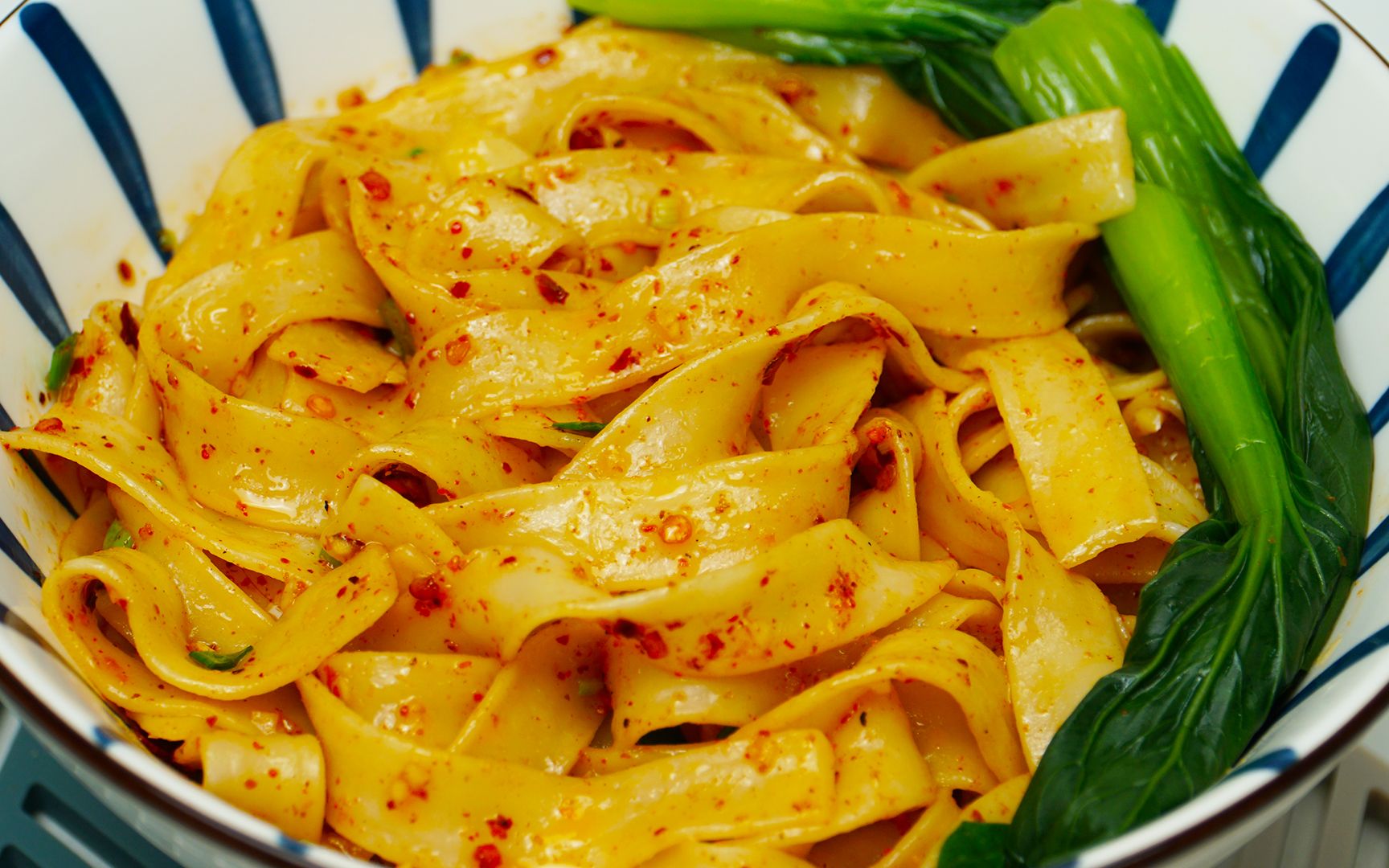 香辣过瘾的油泼面,一口入魂超满足