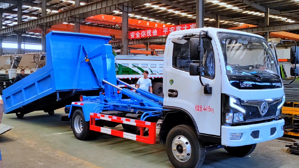 国六蓝牌东风福瑞卡建筑垃圾清运专用勾臂垃圾车