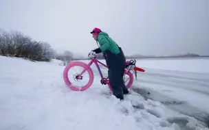 Video herunterladen: 一辆粉色胖胎车的雪地冒险