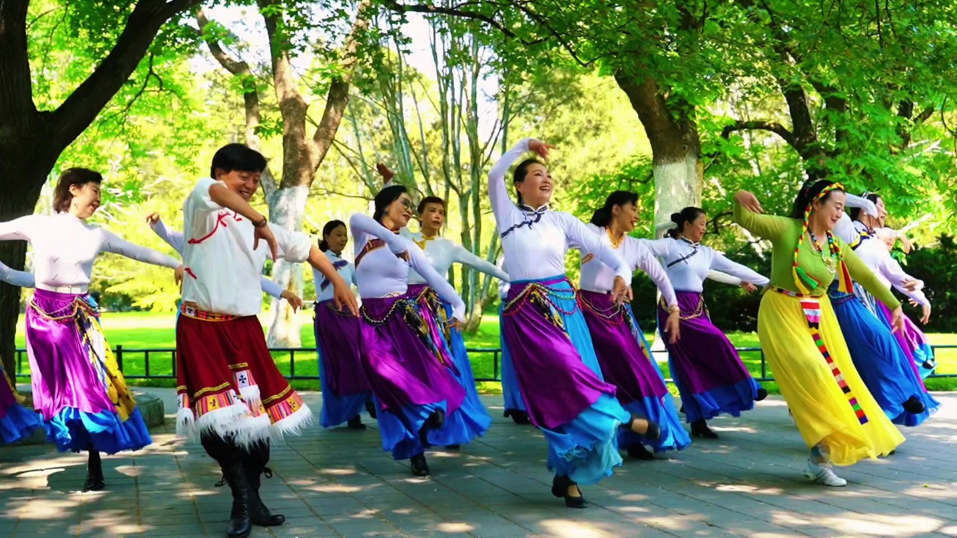 魅力朵朵广场舞《吉祥欢歌》舞步欢快,让我们感受到快乐和幸福