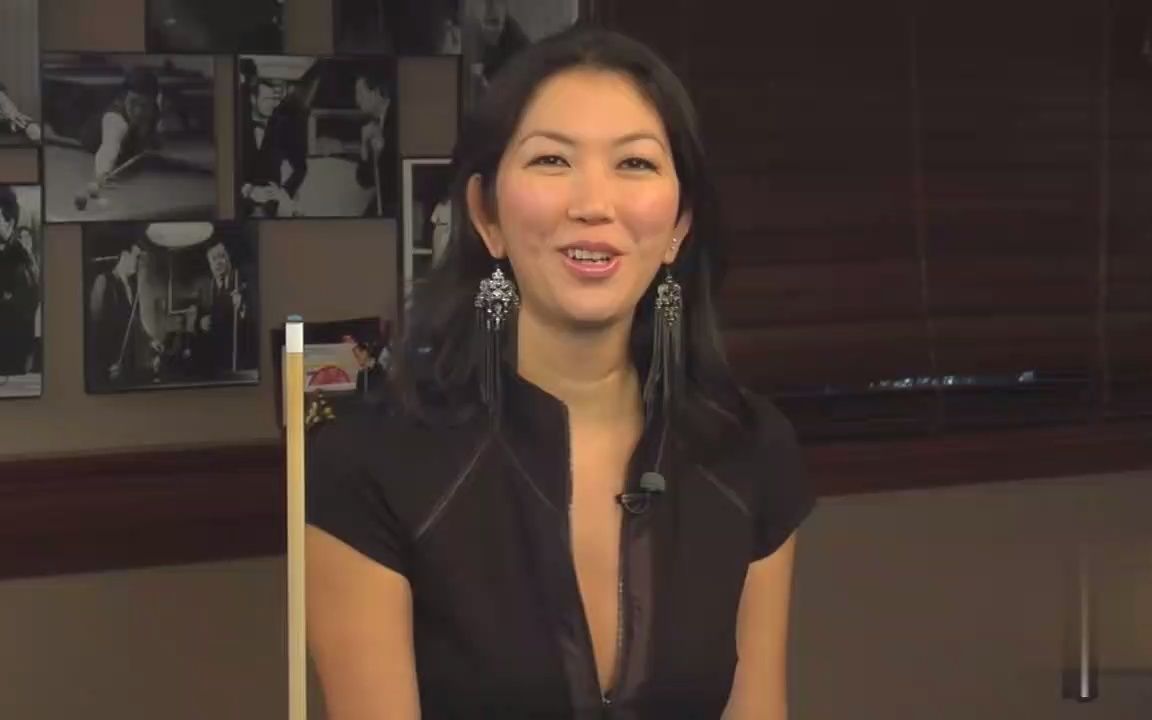 与黑寡妇珍妮特·李一起瞄准台球和台球