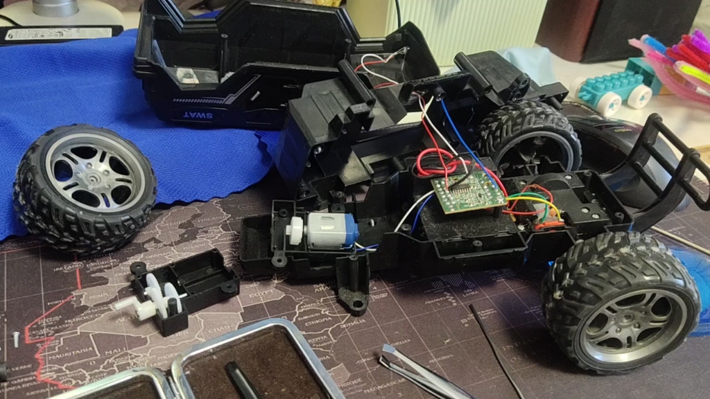 维修熊孩子弄坏的遥控车