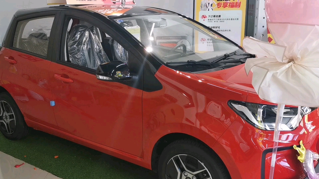 大众思皓e10x活力红黑顶现车一辆耀眼的红色很拉风感兴趣的可以来看看