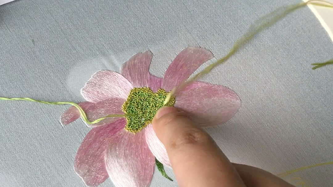 [图]刺绣花卉——雏菊（打籽绣绣花芯）