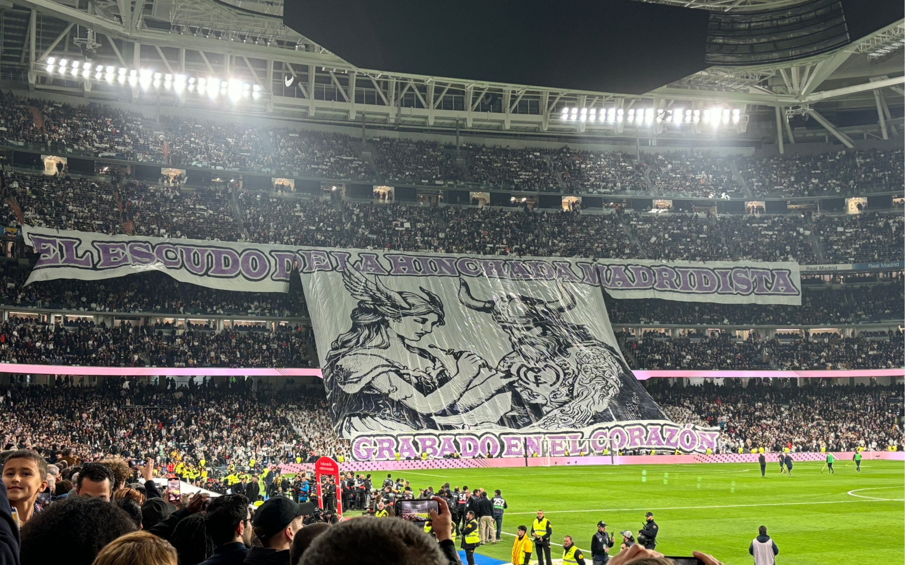 马德里德比皇马tifo展开全过程 又名我在伯纳乌烧水壶()