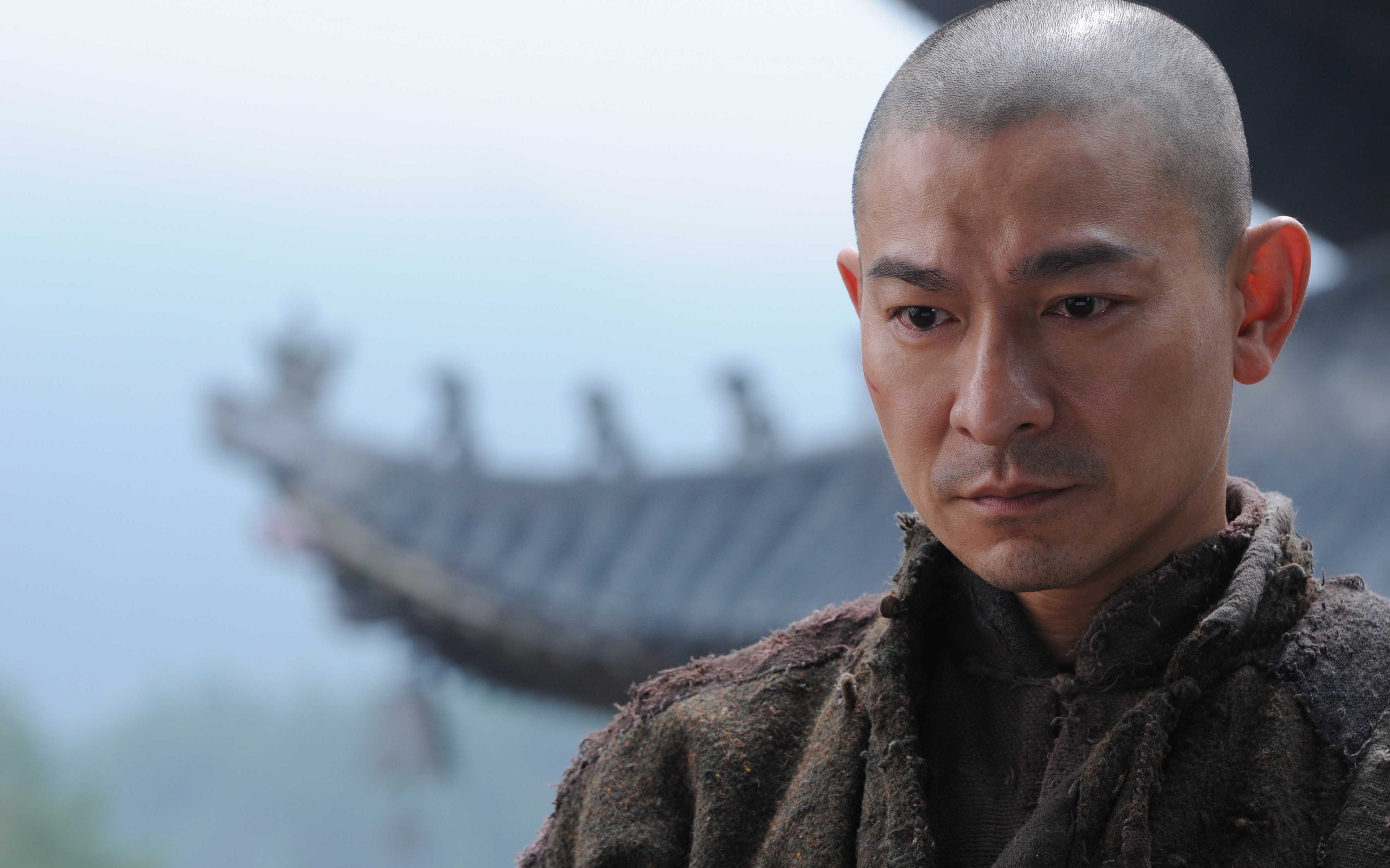 刘德华演唱会后现身寺庙,表情严肃,父母陪伴