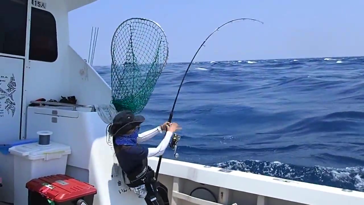 【海钓】日本嬌小美女力搏大魚姿勢一百分