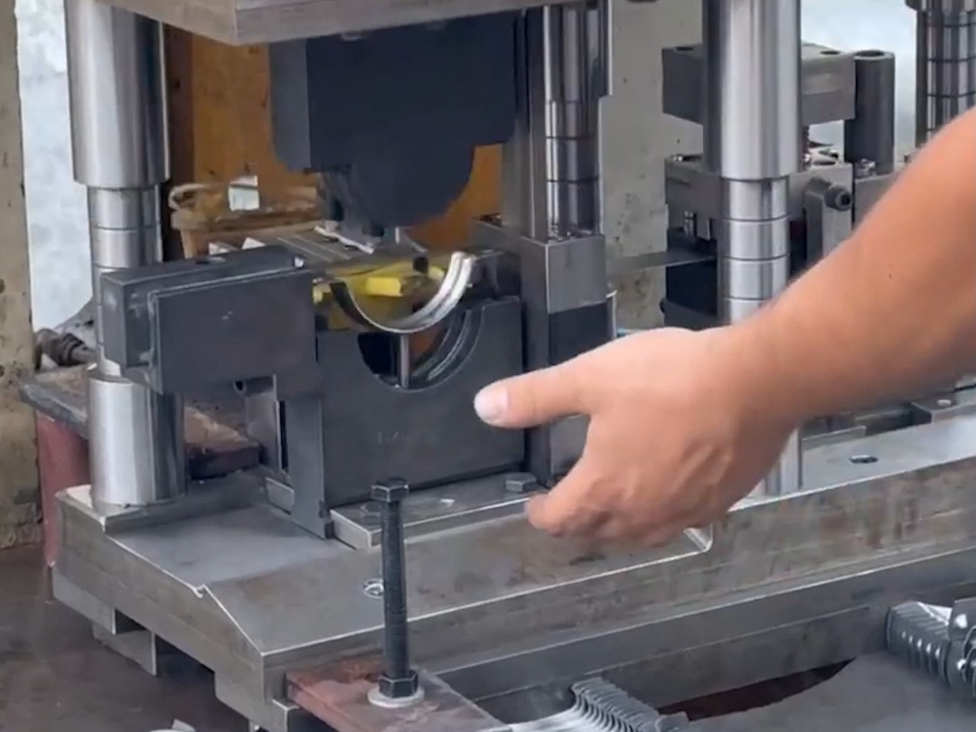 五金抱箍件的冲压模具,结构创新才是合理的设计