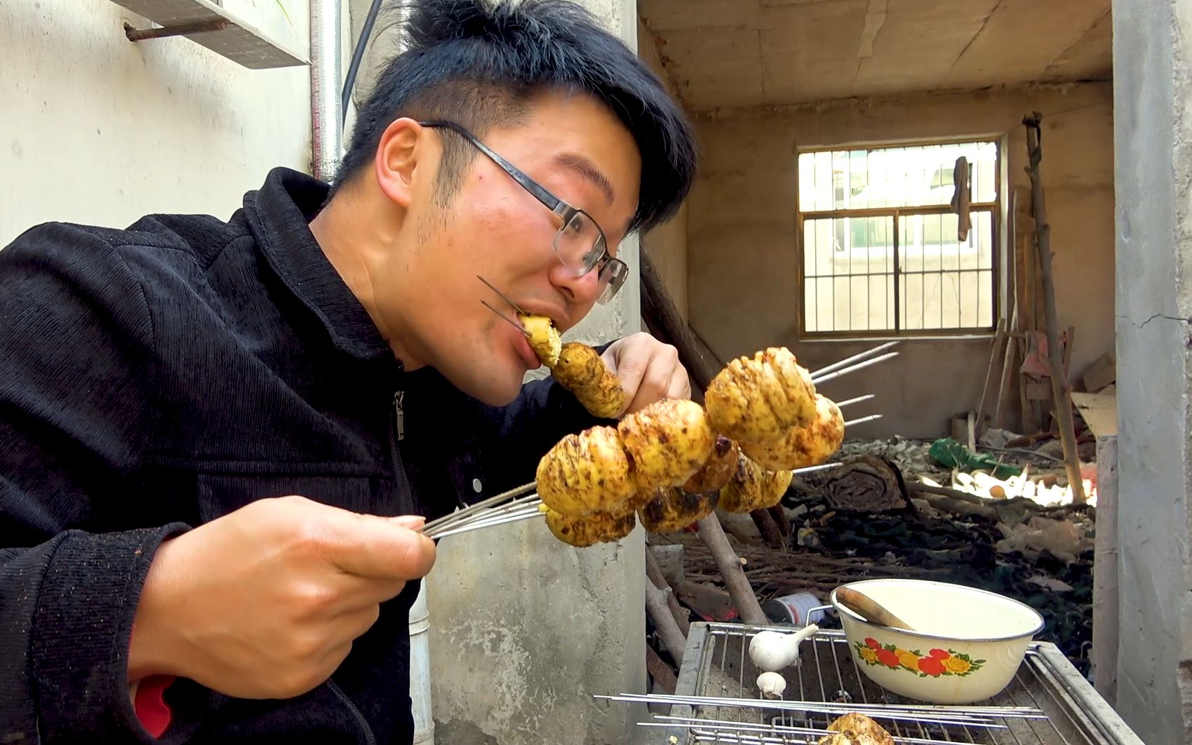 [图]大sao做烧烤，鸡蛋大小的鸡串着烤，就着大蒜味更香，三斤没吃饱