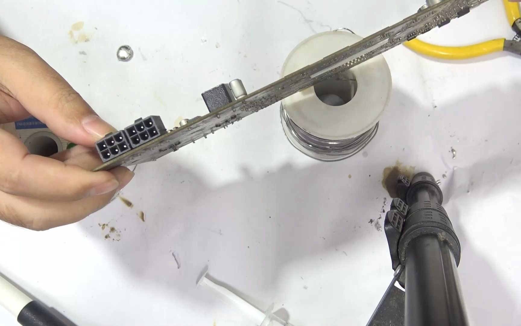 英华电烙铁焊台拆显卡pice供电母座一秒拆下在没吸锡器时清除孔里锡