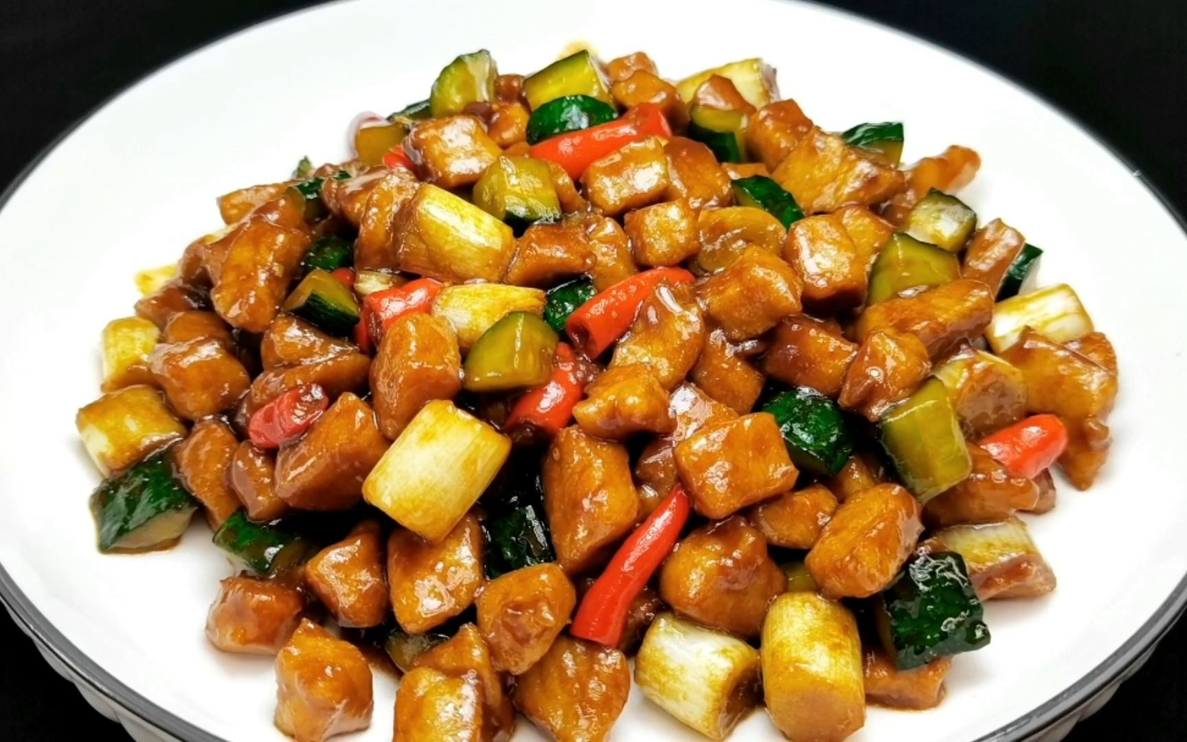 比酱爆鸡丁还好吃的酱爆肉丁,酱香浓郁,超级下饭