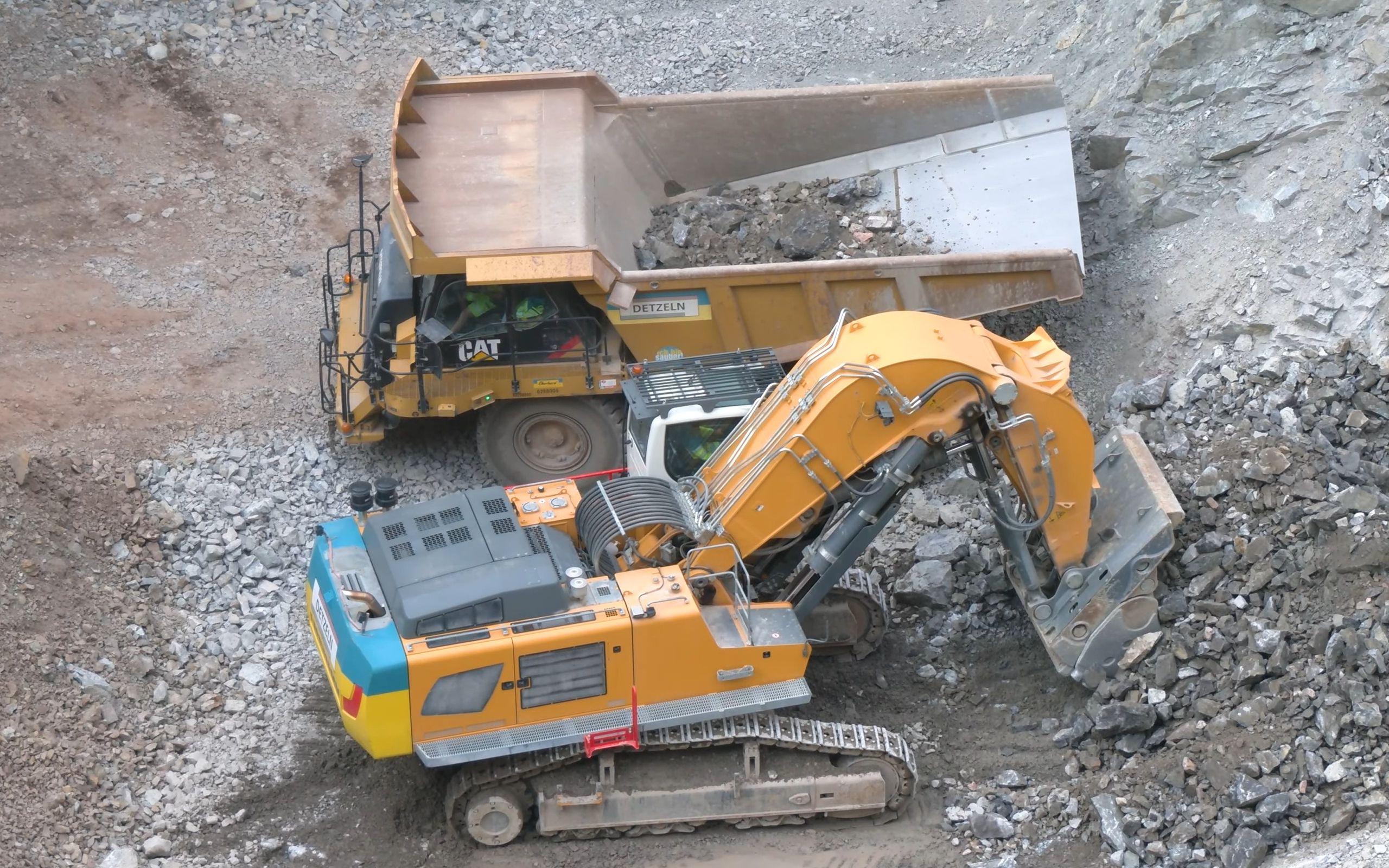 利勃海尔r980sme挖掘机施工装车4k