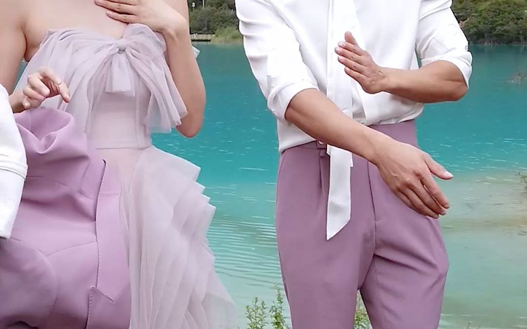 【大叔&苗苗】解释一下,是因为有虫子爬到了苗苗身上!