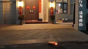 男生放鞭炮“炸出筋斗云”！网友：下一秒土地公公就要出来了