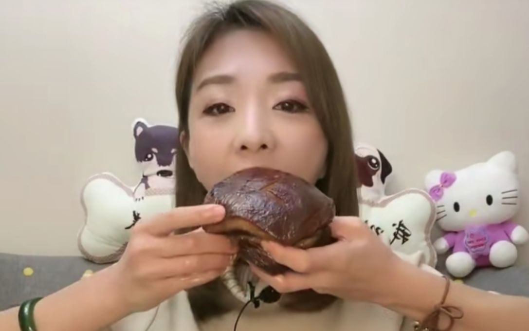 美拍很火的大胃王吴小妮土味吃播视频合集,吃大肥肉让你一次看个够!