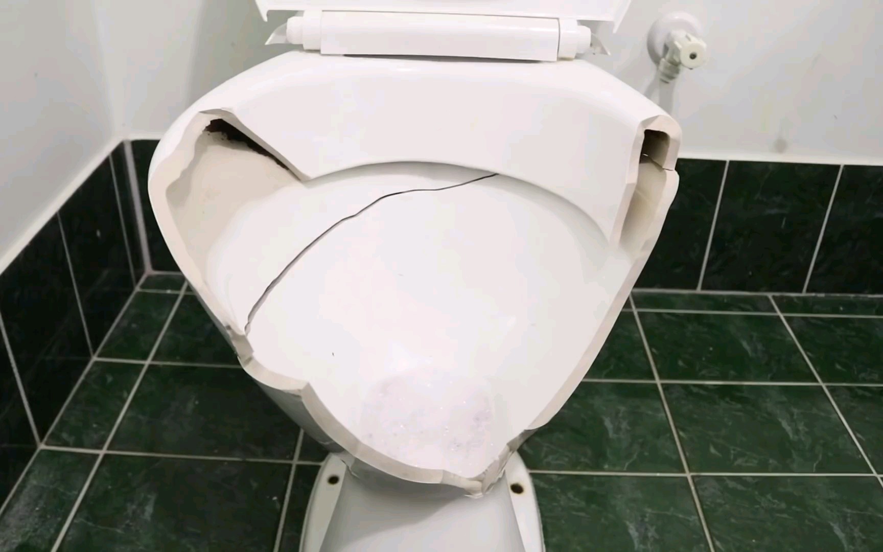 鸡蛋狂魔教你如何修好一个坏的马桶