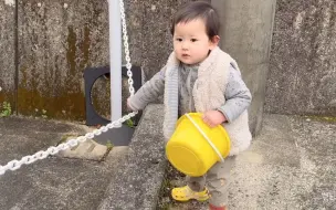 Télécharger la video: 日本农村：邻居小姐姐抢着摸小可爱，小家伙开心又害羞