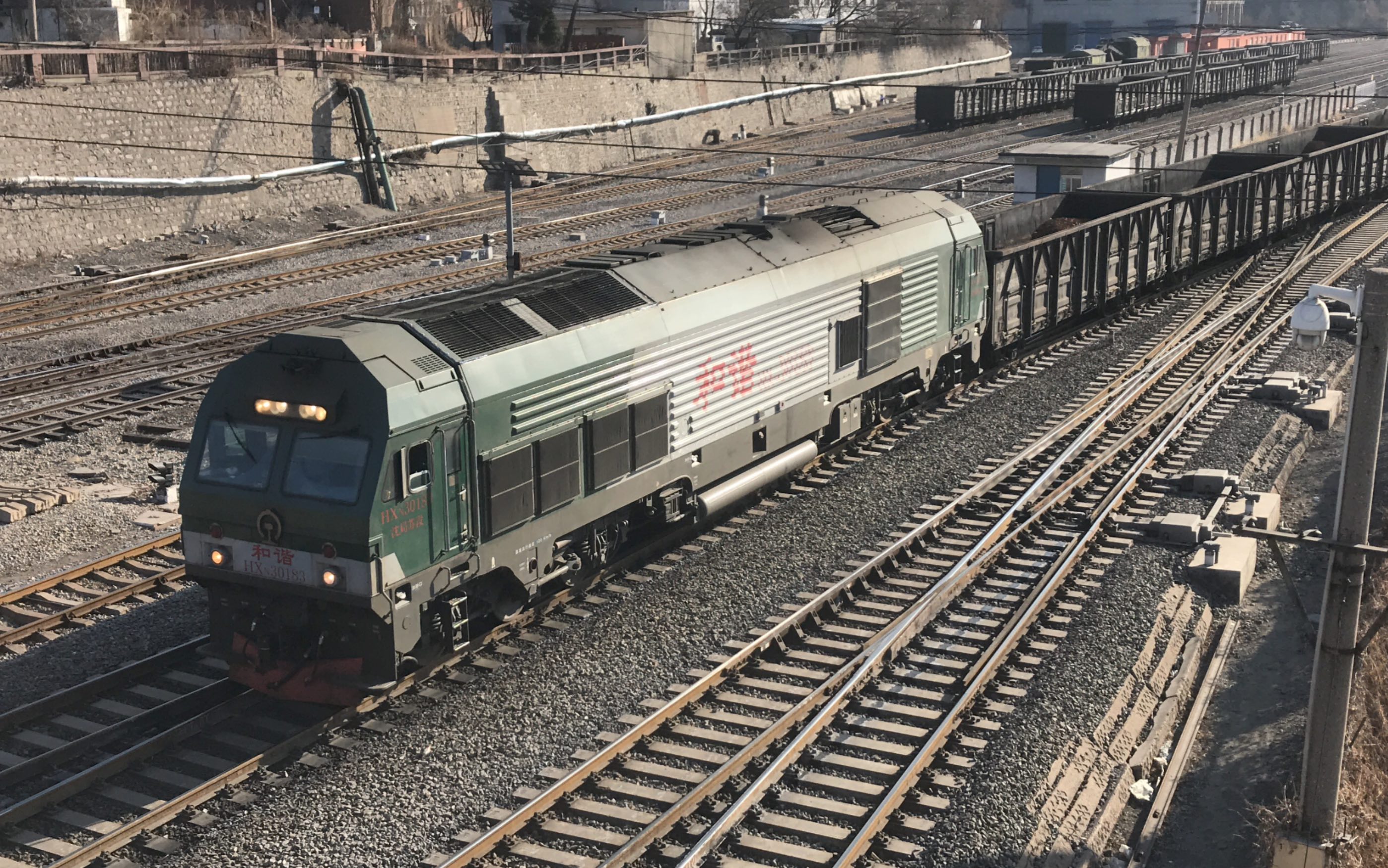 运行于辽溪线的沈局苏段hxn30183牵引敞车大列开车灯鸣笛通过四开道岔