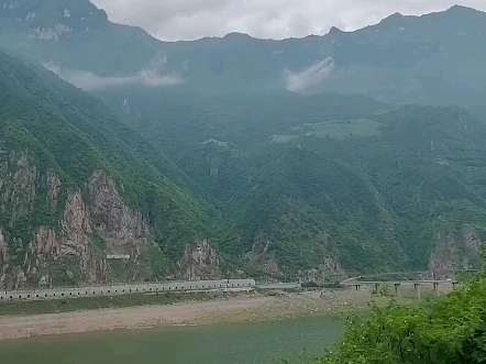 见山见水见自己#走自己的路看自己的风景#志同道合的人才会喜欢同一片风景#身边的风景无处不在#见山见海见自己#路上的风景很美哔哩哔哩bilibili