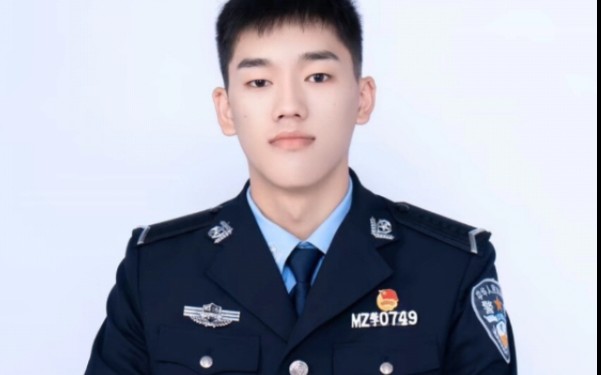 警校生制服帅哥和女朋友在一起