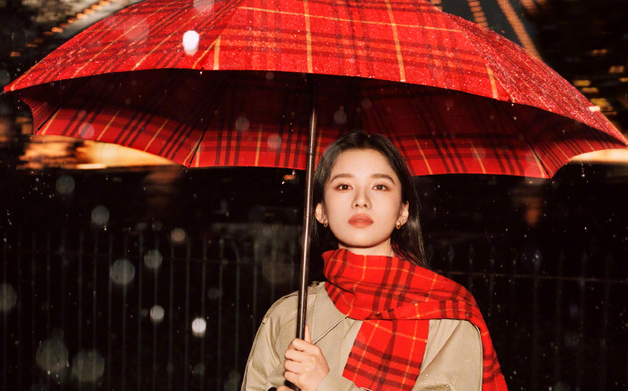 张婧仪 x Burberry 最新广告:无畏冒险,纵情户外哔哩哔哩bilibili