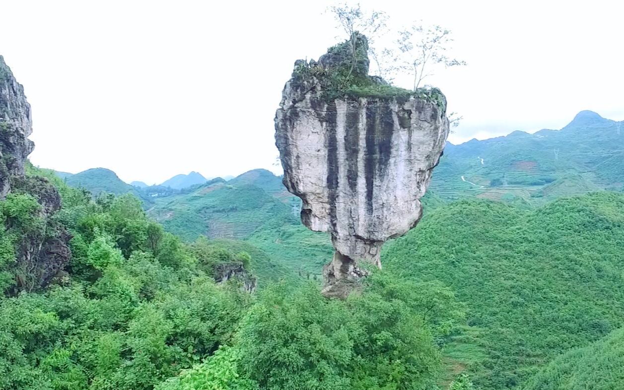 [图]姑娘大山里发现一奇石，上粗下细，屹立千万年不倒