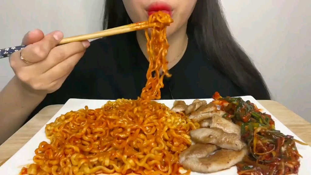 小姐姐吃火鸡面 烤肉 泡菜