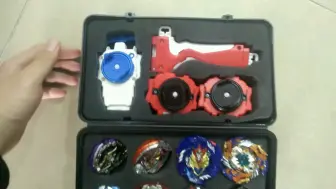 Video herunterladen: 119元拿下盗版beyblade套装：12个陀螺，一个手把，三个发射器