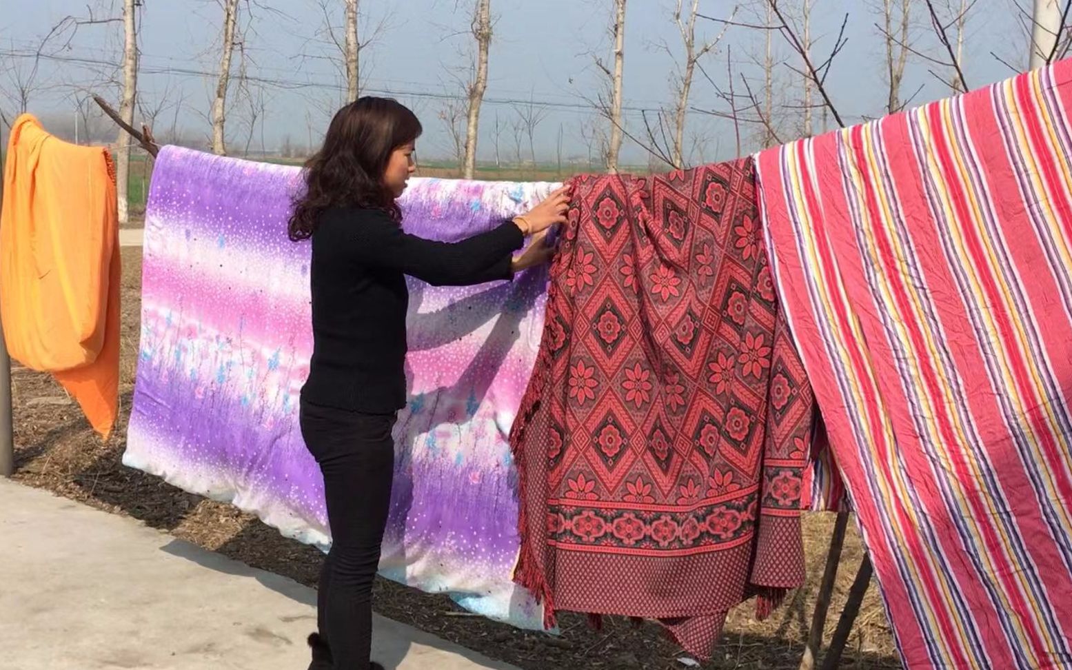 农村婆婆不在家,儿媳晒被子,把婆婆的也抱出去晒晒