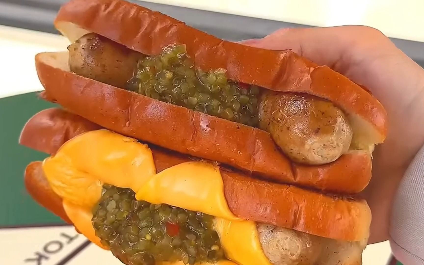 夹着极粗香肠的热狗!散发着烟熏特有香味的绝品