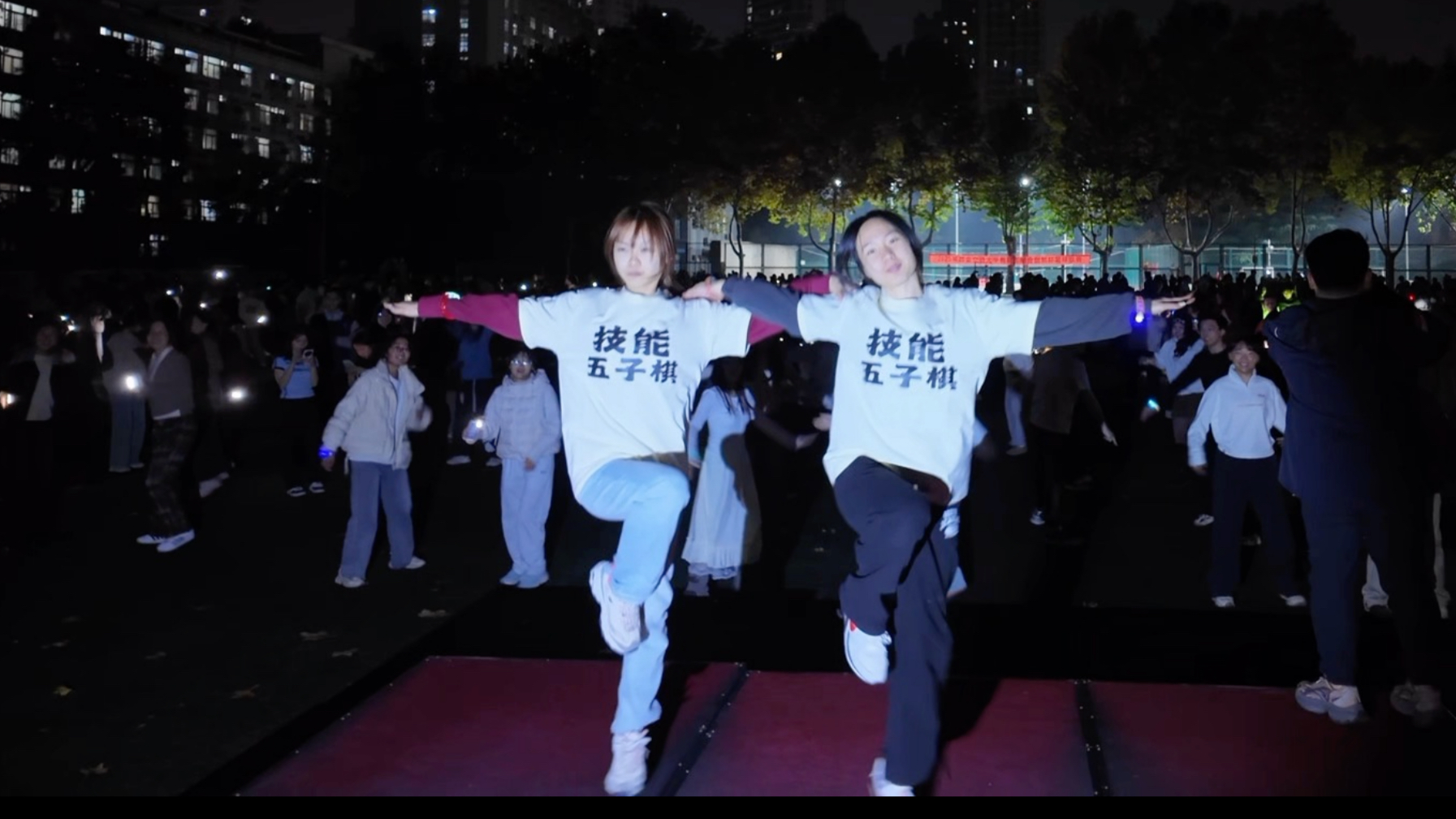 西安交通大学千人广场舞熄灯这氛围绝了