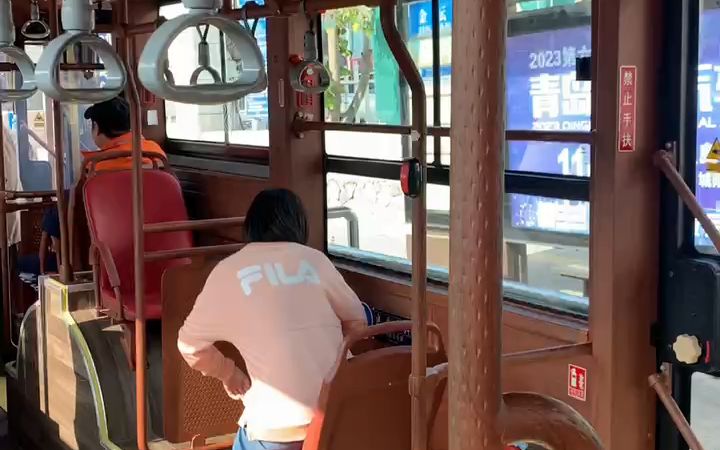 青岛首批双源无轨"复古铛铛车"跨越千里亮相青岛