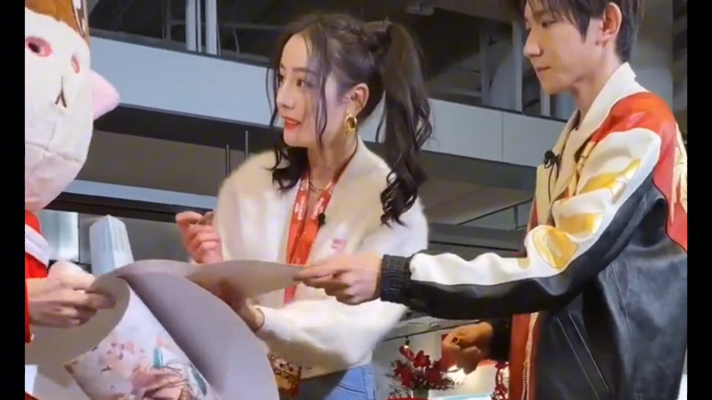 【王源】真的很有礼貌!一直帮热巴姐扶着