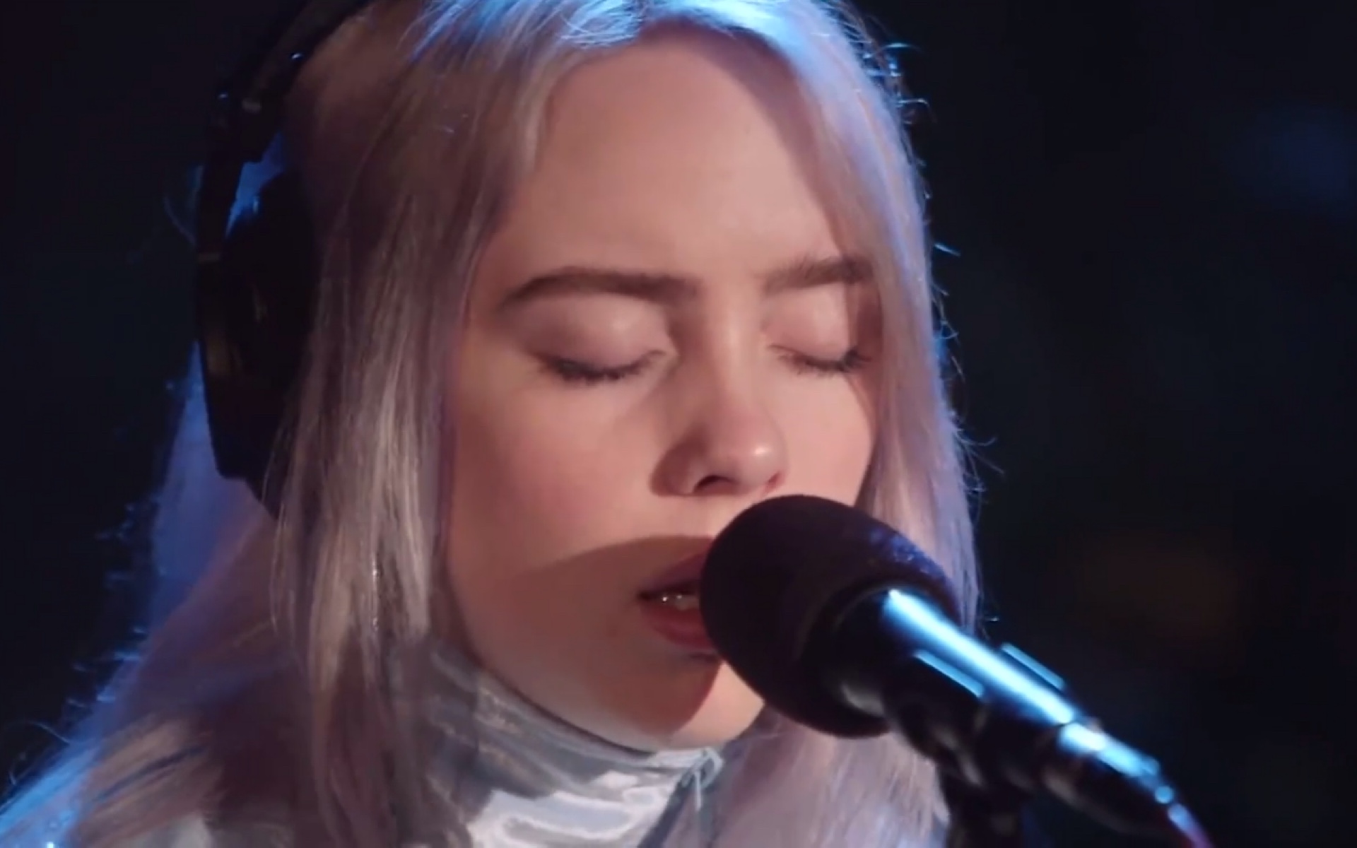 [图]Billie Eilish - bellyache （live on triple j ）