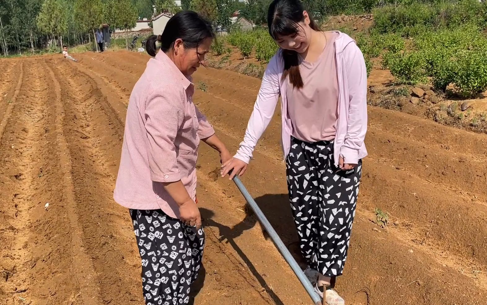 [图]日本媳妇跟山东婆婆学干农活！看到成果，自己都笑了