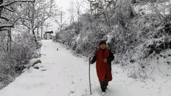 Скачать видео: 新春快乐朋友们！院子姐接到村里通知，现在去村上领取对联，过大年，也祝你们虎年吉祥